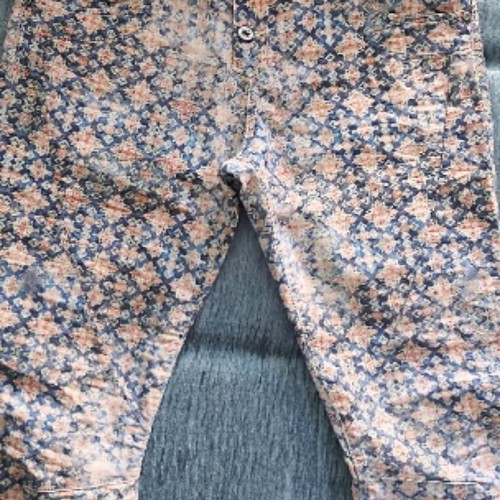 Please jeans used with floral print and leather emblem