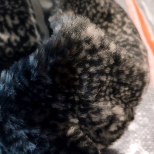 Faux fur neck warmer like new with cut, black and gray