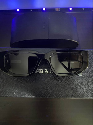 Prada sunglasses with triangle logo like new, black