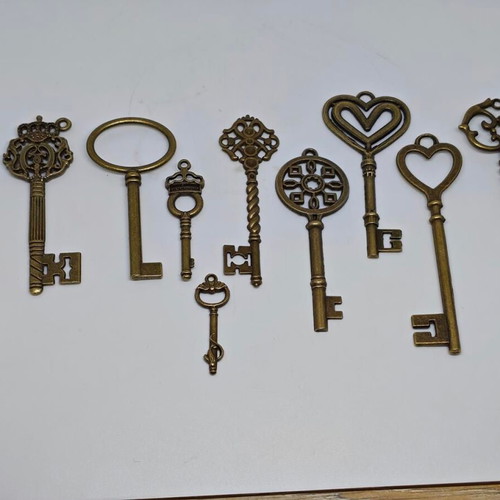 Vintage decorative keys set like new, copper