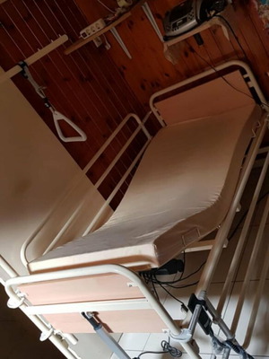 Νοσοκομειακό κρεβάτι ηλεκτρικό μεταβαλλόμενου ύψους σαν καινούργιο