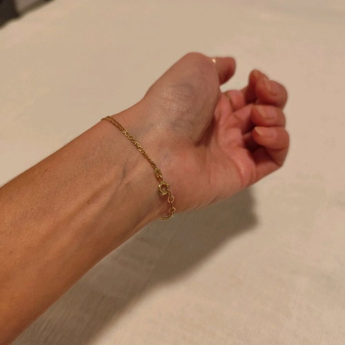 Gold star bracelet 14 karat new, gold color