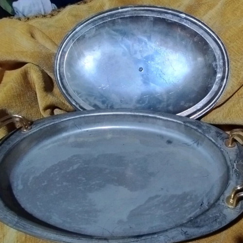 Oval Pyrex base like new with lid and tray