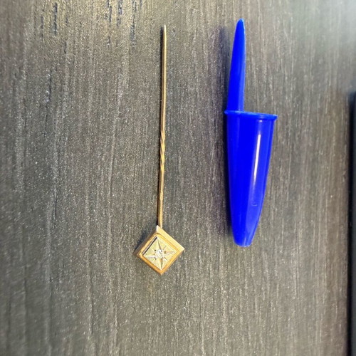 Gold pin 18k with diamond like new