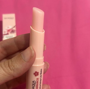Ενυδατικό lip balm χειλιών στο κουτί του