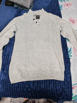 Men's knitted Peacocks sweater Medium light grey like new