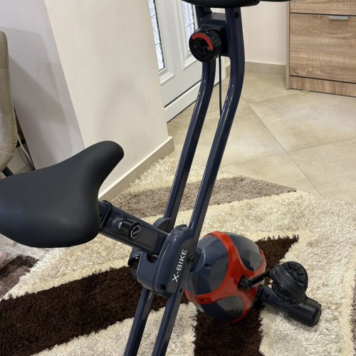Magnetic Folding Exercise Bike like new with 8 Resistance Levels and Monitor