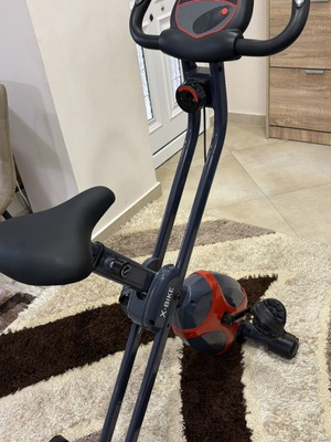Magnetic Folding Exercise Bike like new with 8 Resistance Levels and Monitor
