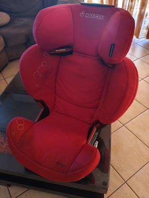 Maxi-Cosi red car seat with Isofix, like new, 15-36kg