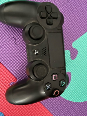 PlayStation 4 (PS4) μεταχειρισμένο με 1TB, δύο χειριστήρια και παιχνίδια