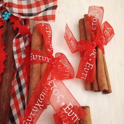 Cinnamon sticks set like new, 5 pieces with ribbons and bow