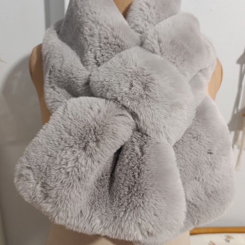 Pashmina scarf like new, synthetic fur, gray, warm and practical