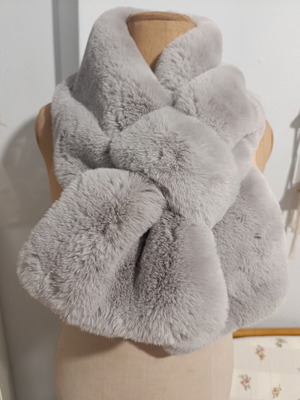Pashmina scarf like new, synthetic fur, gray, warm and practical