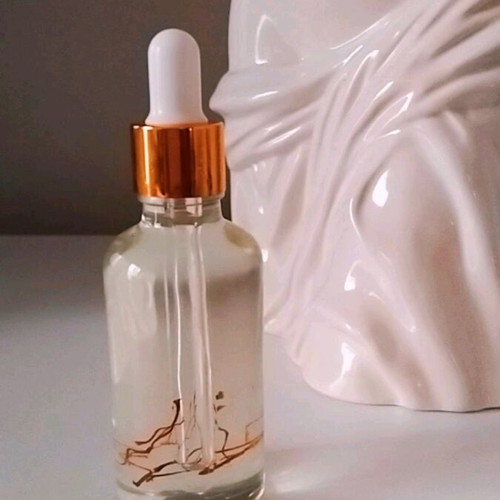 Saffron Brightening Facial Oil 50ml new with small gifts