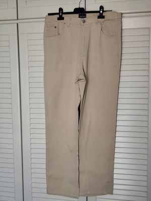 Trussardi бежови платнени панталони употребявани, размер M