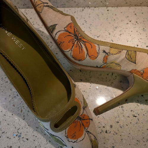 Nine West floral pumps new, leather interior, 9.5 cm heel