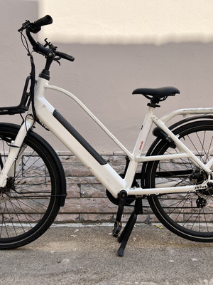 Ηλεκτρικό ποδήλατο πόλης άσπρο ebike μεταχειρισμένο με μπαταρία και φώτα LED