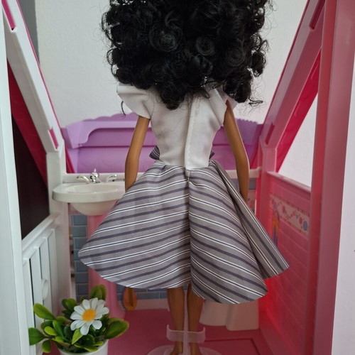 Barbie doll like new, unique