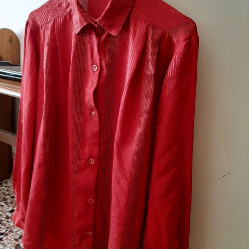 Shirt red like new, sizes L and XL