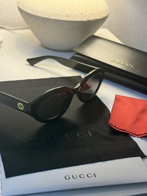 Gucci women's sunglasses original with case and full set, like new