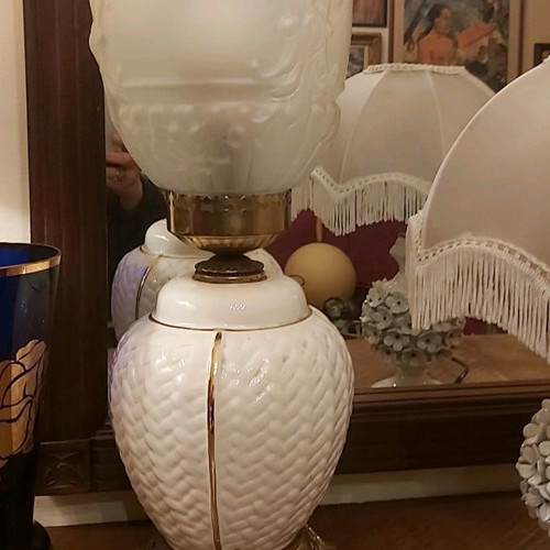Λαμπατέρ vintage από λευκή πορσελάνη με μασίφ μπρούτζινη βάση μεταχειρισμένο