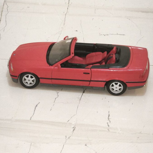BMW E36 325i Cabrio 1:18 die-cast model
