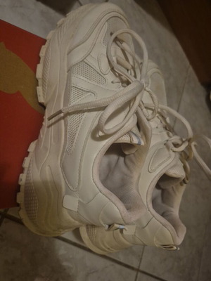 Athletic shoes used, size 40, white, need new insoles