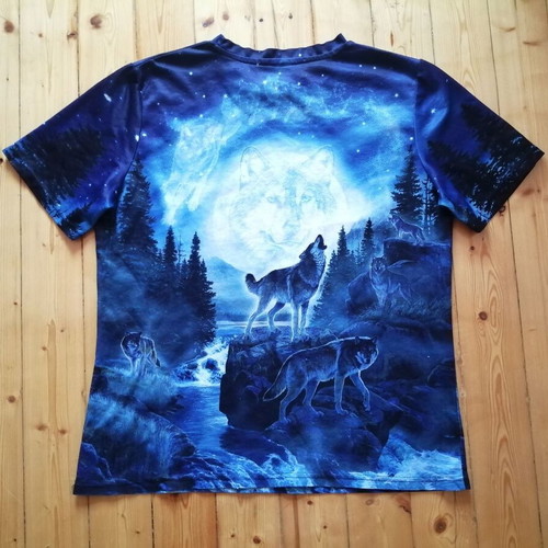 Men's T-shirt with howling wolves print, size M