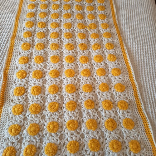 Vintage handmade baby blanket with daisy design, like new, 70x150 cm