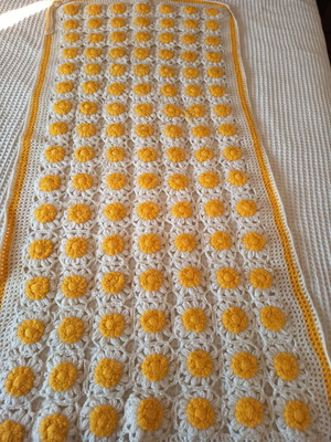 Vintage handmade baby blanket with daisy design, like new, 70x150 cm