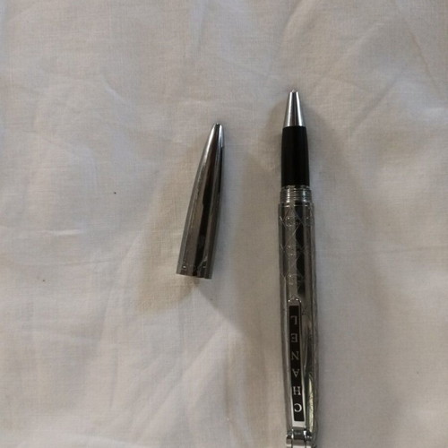 Shanel fountain pen like new, needs new refill