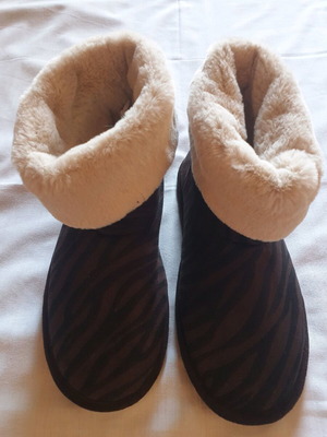 Slippers ankle boots new with fur size 37-38 brown printed