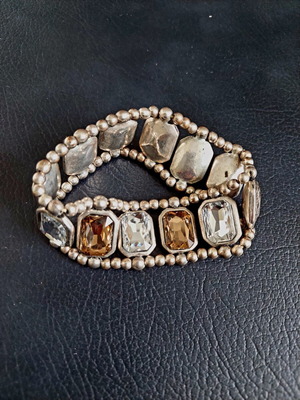Bracelet with crystals and pearls like new