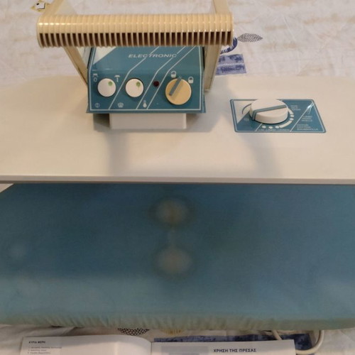 Singer steam press used with locking and temperature control