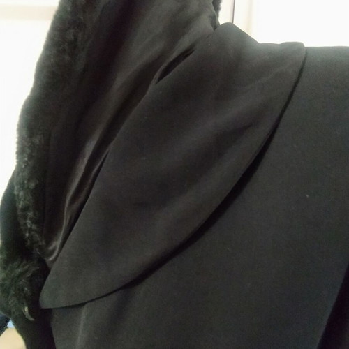 Thin black coat with detachable fur collar like new, size M