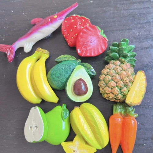 Fridge magnets like new, assorted fruit and vegetable shapes