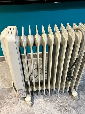 Delonghi oil radiator 2500W like new with wheels