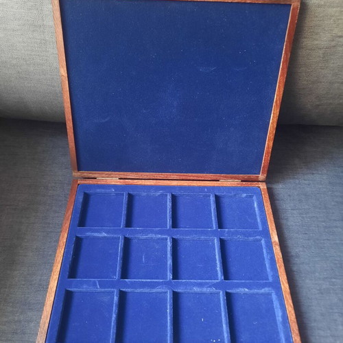 Wooden luxury case with 12 felt coin slots like new