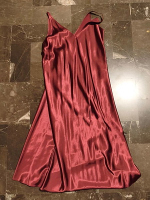 Marks & Spencer σατέν σετ με νυχτικό midi και μακριά ρόμπα σε βαθύ μπορντό, Αφόρετο