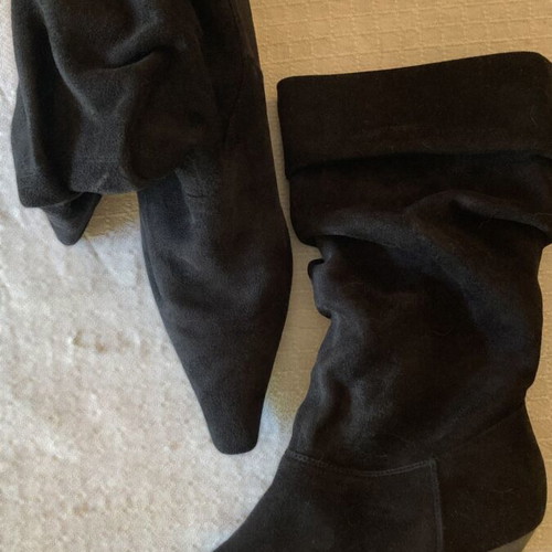 Black suede boots size 38 like new, feminine style