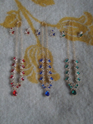 Σετ τρία γυναικεία κολιέ με καρφωτά σκουλαρίκια σε τρία χρώματα, καινούργιο