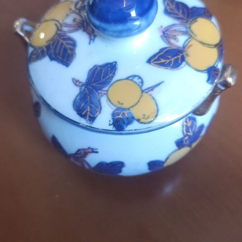 Porcelain Macao vintage covered jar with fruit decoration