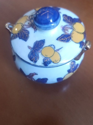 Porcelain Macao vintage covered jar with fruit decoration