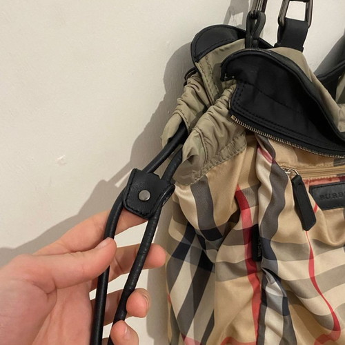 Burberry τσάντα ώμου από καμβά και νάιλον μεταχειρισμένη, μπεζ καφέ