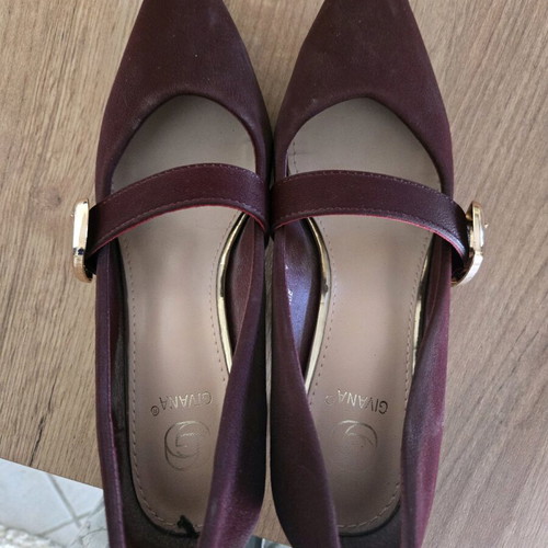 Suede texture bordaux pumps with low heels like new