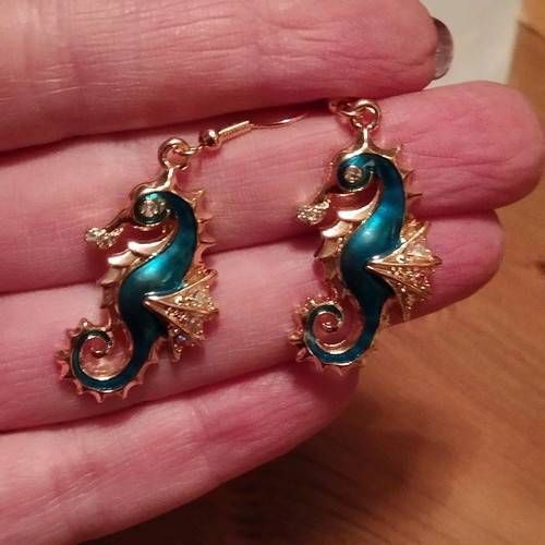 Seahorse earrings in like new condition made of zinc alloy
