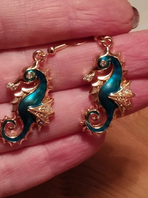 Seahorse earrings in like new condition made of zinc alloy