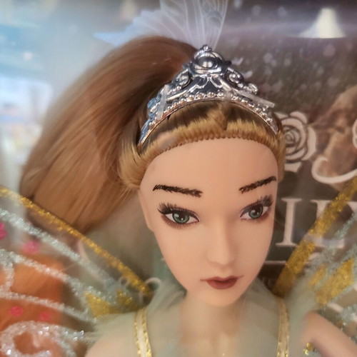 Emily in Paris and doll Evie Simba