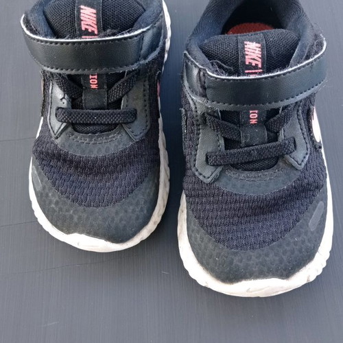 Παιδικά αθλητικά παπούτσια Nike μεταχειρισμένα, μέγεθος 23.5, μαύρα