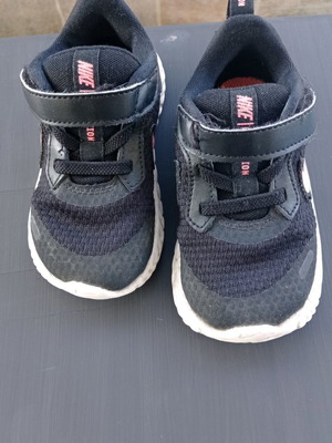 Παιδικά αθλητικά παπούτσια Nike μεταχειρισμένα, μέγεθος 23.5, μαύρα